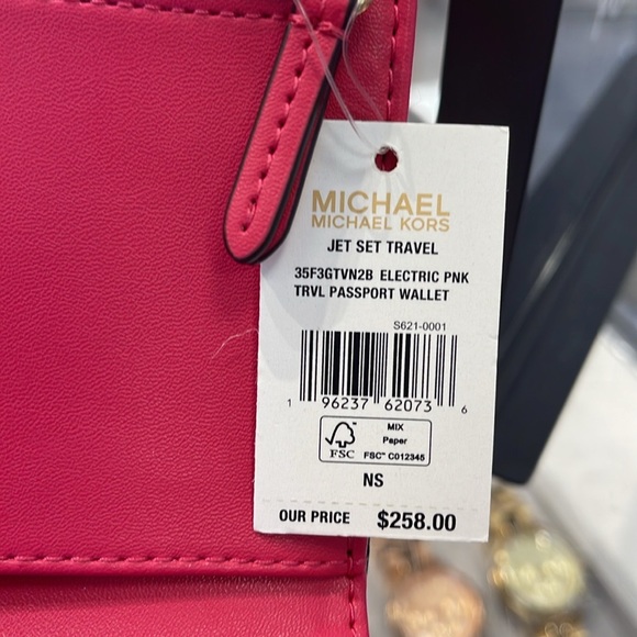 Michael Kors Jet Set Travel Passport Wallet
Electric Pink Signature NWT - Picture 6 of 16